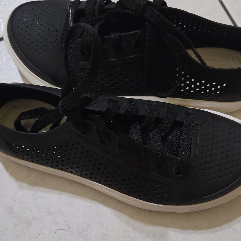 Crocs Men’s Lace Up Low Top Athletic Sneakers Black/White Size 5 204872
